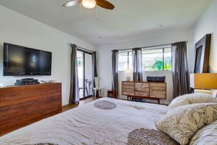 Newly remodeled Beach 2 Br condo by RedAwning