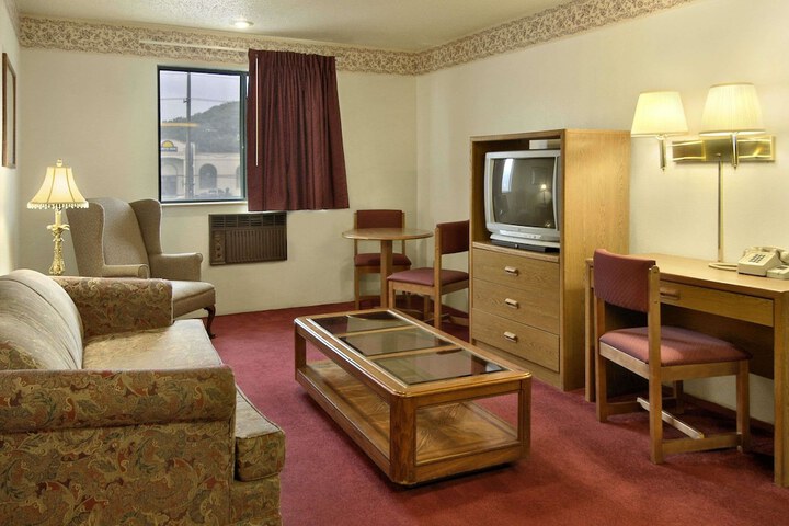 Room 3 of 8