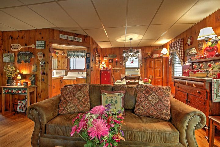 Pet-friendly Cabin w / Fire Pit BBQ & Great Deck!