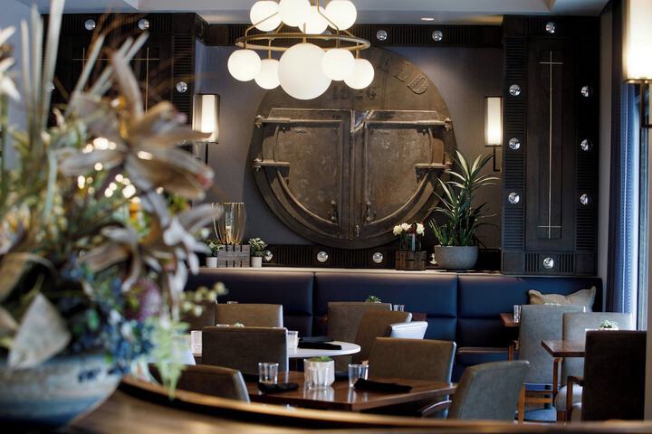 Lounge 62 of 64