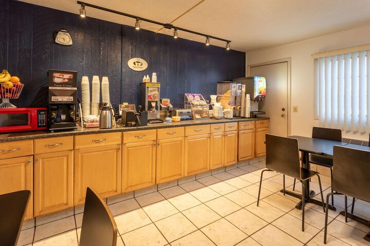 Super 8 by Wyndham Wooster
