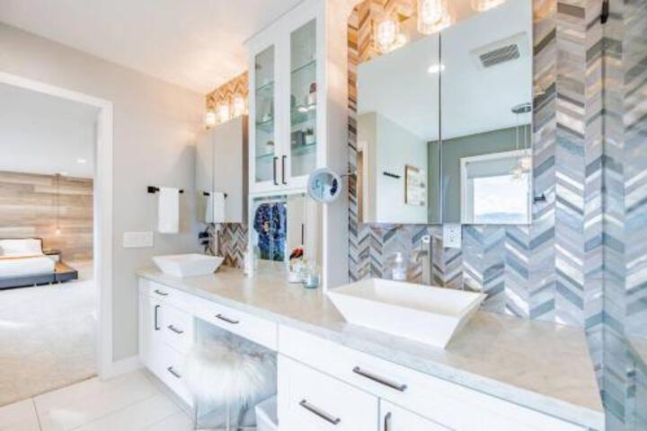 Luxurious 5B4B Home with Pool and View