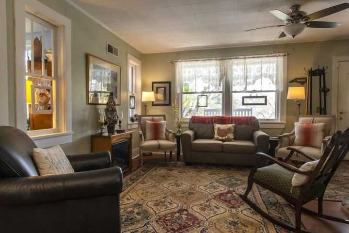 Lounge 74 of 82