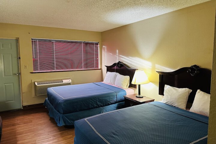 Warrick Plaza Inn