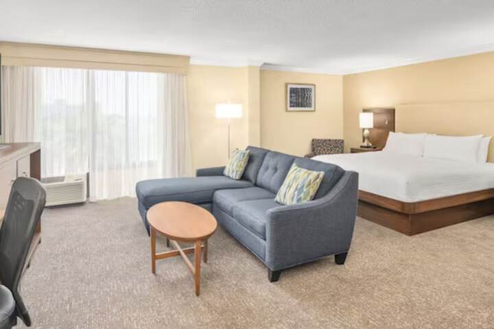 Doubletree by Hilton Fort Myers at Bell Tower Shops