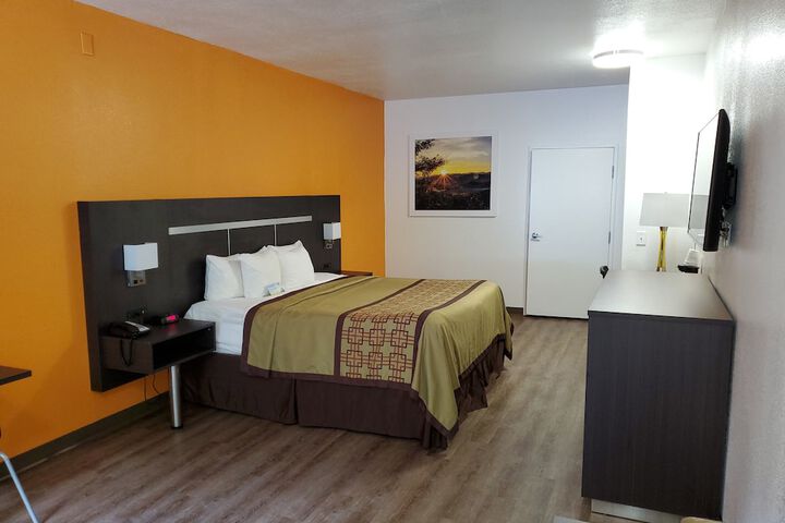 Room 8 of 18