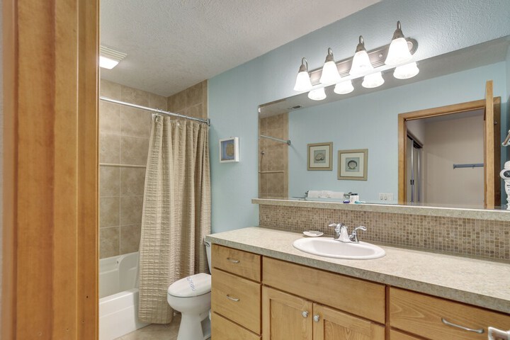 Lincoln Beach Condo w / Balcony + Ocean Views!