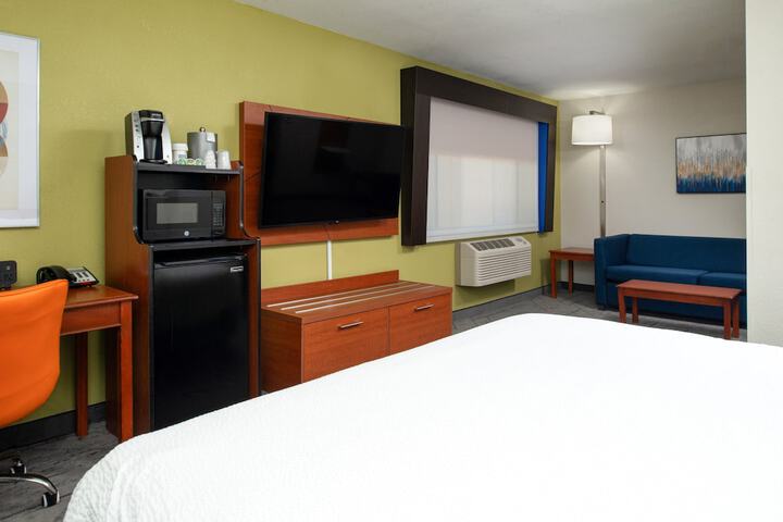 Holiday Inn Express Farmington - Bloomfield by IHG