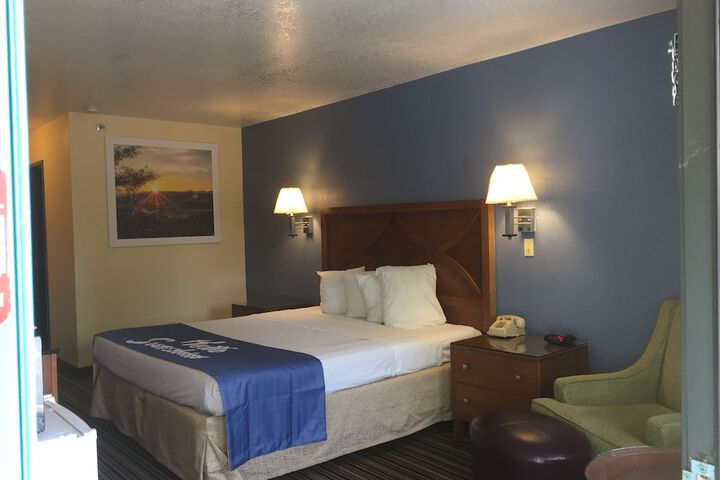 Room 11 of 19