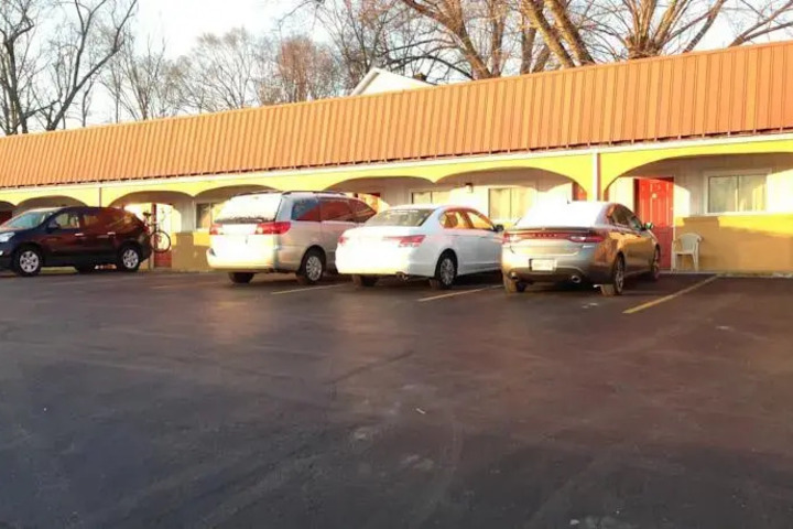 BUDGET HOST INN