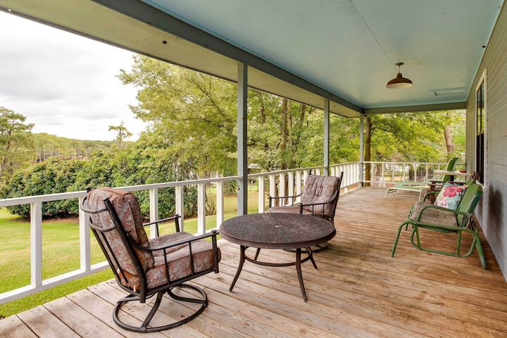 Doyline Cottage w / Large Porch & Lake Access!