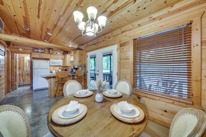 Hot Tub & Deck: Broken Bow azalea House'