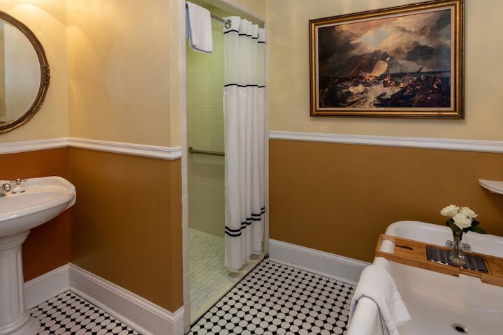 Room 53 of 141