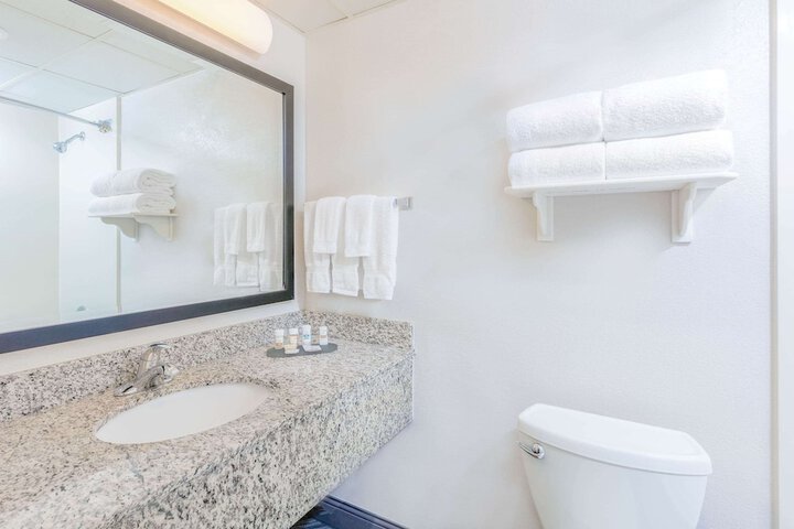 La Quinta Inn & Suites by Wyndham Clifton / Rutherford