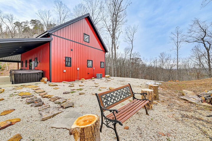 Hike & Climb: Pet-friendly Red River Gorge Cabin!