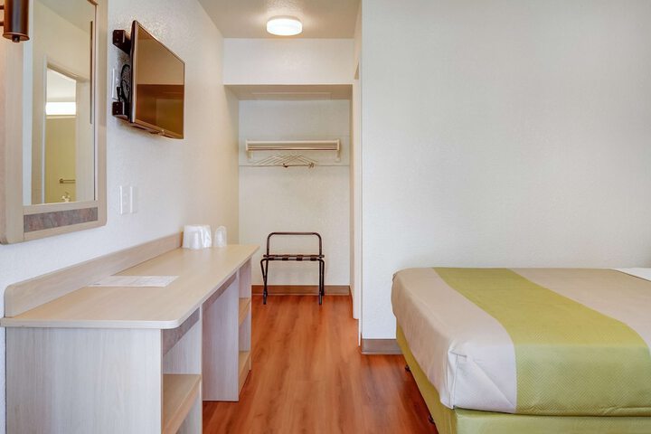 Room 18 of 27