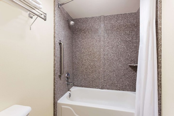 Days Inn & Suites by Wyndham Warner Robins Near Robins AFB