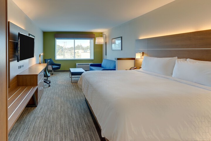 Holiday Inn Express & Suites Roanoke – Civic Center by IHG