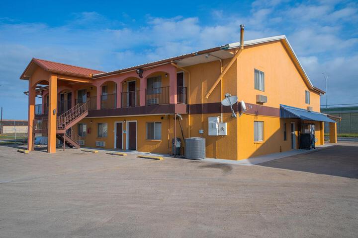 EXECUTIVE INN AND SUITES