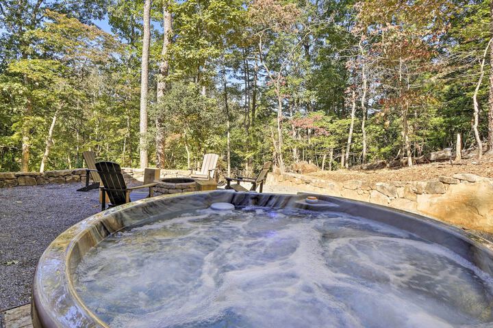 Coosawattee River Resort Cabin w / Private Hot Tub!