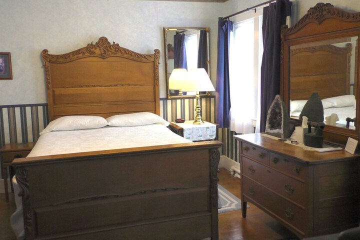 Old Iron Inn Bed and Breakfast