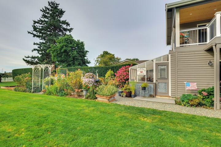 Idyllic Enumclaw Studio w / Mount Rainier Views