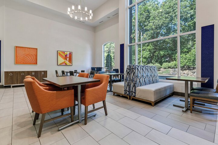 Holiday Inn Express & Suites Starkville by IHG