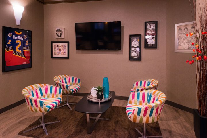 Lounge 66 of 72