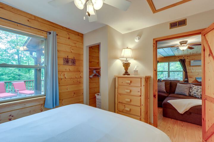 Remote Escape: Murphy Cozy Cabin in the Woods