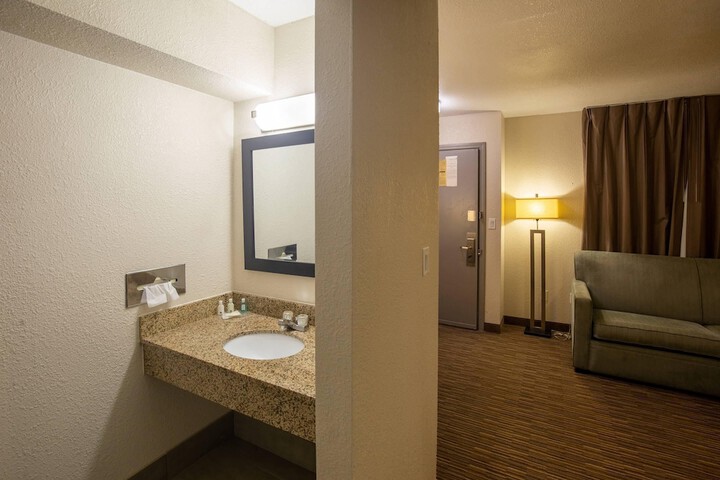 Quality Inn & Suites Portage Central