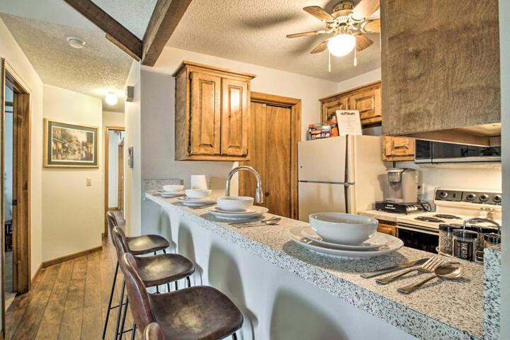 Shawnee Condo 10 Mi to Downtown Kansas City!
