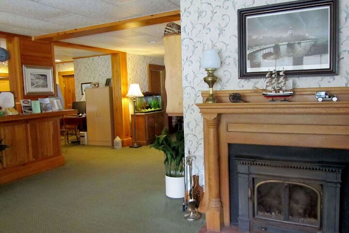 Lounge 45 of 56