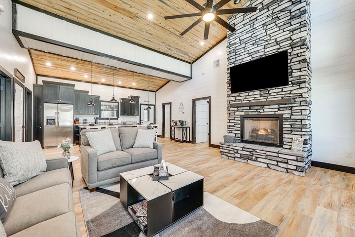Near New Casino: Broken Bow Cabin w / Hot Tub