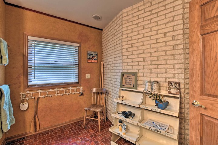 Spacious Lakehouse w / Deck Kayaks, & Dock!