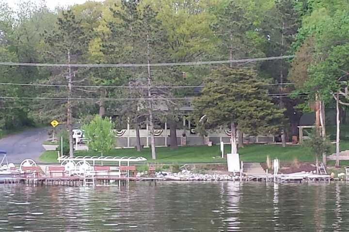 Lake Ripley Lodge w Lake Front Rooms Grand Porch, Kayaks & Paddleboard