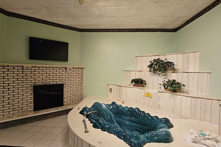 Room 7 of 12