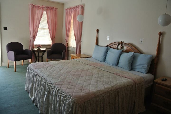 RoseWood Inn