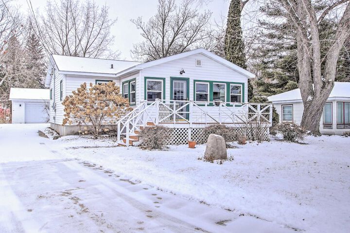 Green Lake Vacation Home w / Screened Porch!