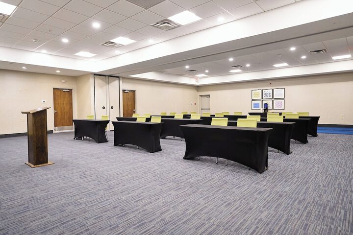 Holiday Inn Express Charleston-Civic Center by IHG