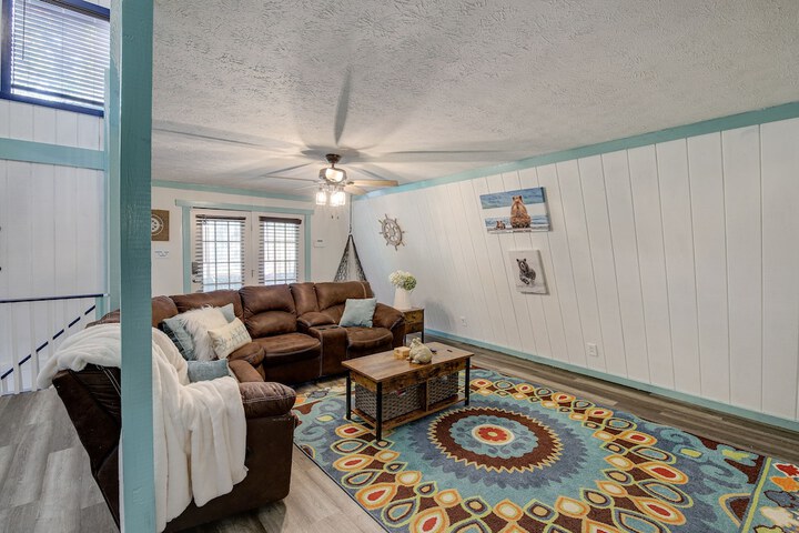 emerald Cove Chalet on Douglas Lake w / Hot Tub!