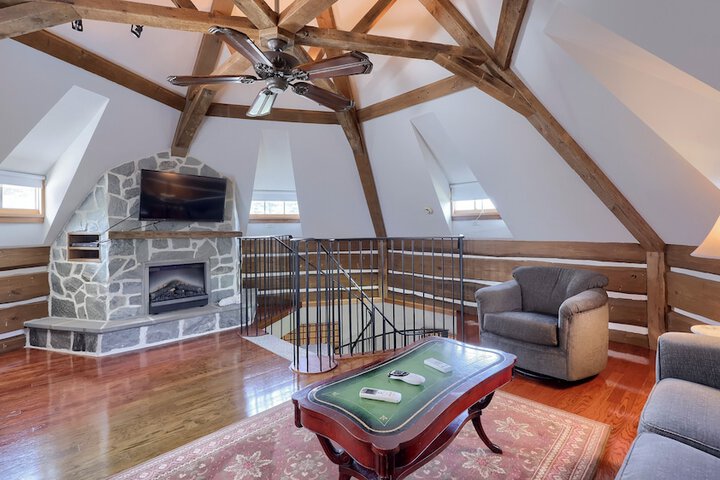 Twin Pine Manor Bed & Breakfast