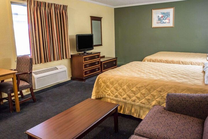 Rodeway Inn & Suites Plymouth Hwy 64
