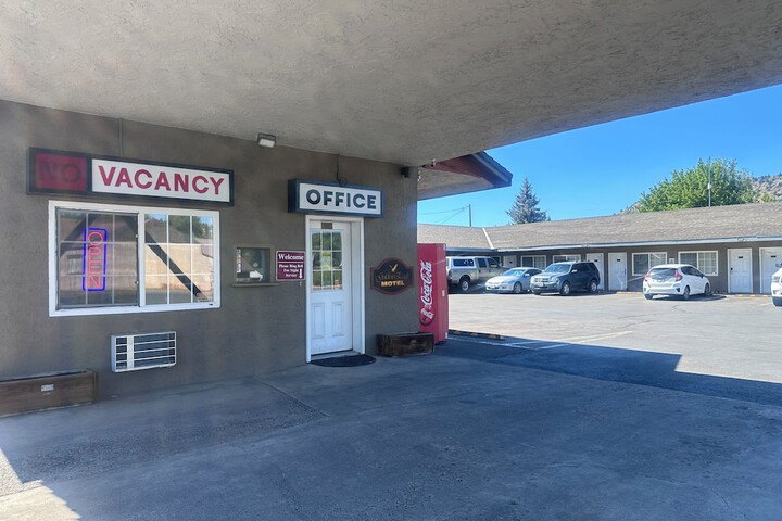 Golden Eagle Motel