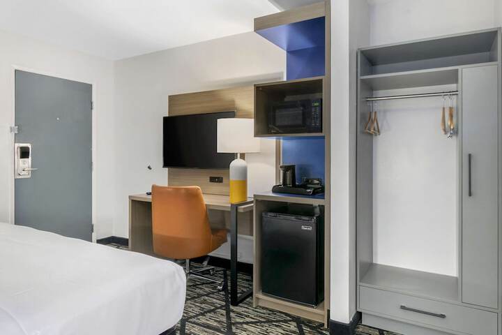 Room 9 of 34