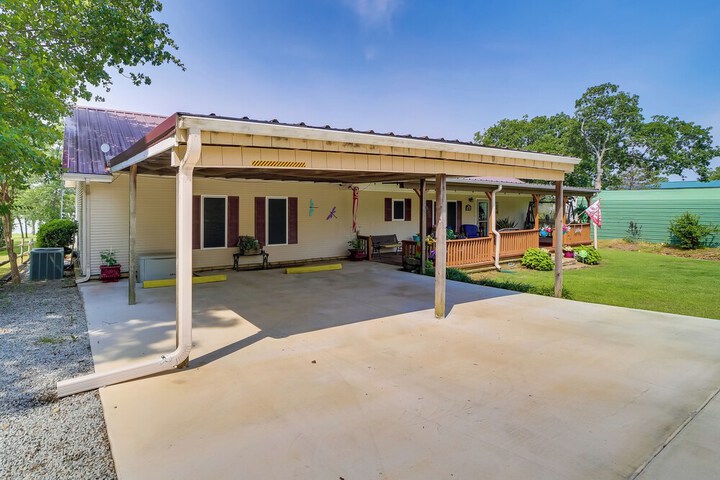 Cozy Lake Eufaula Hideaway w / Fire Pit & Hot Tub!