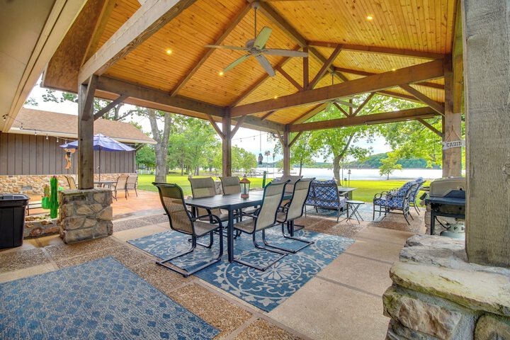 On-site Lake Access: Group Getaway in Afton