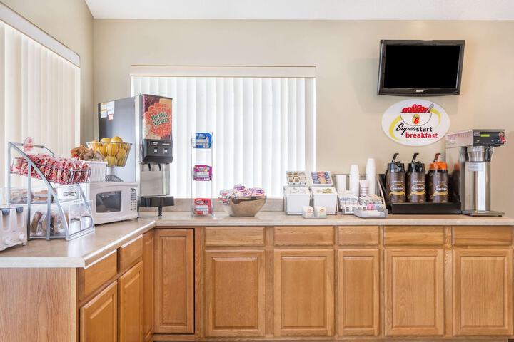 Super 8 by Wyndham Madison