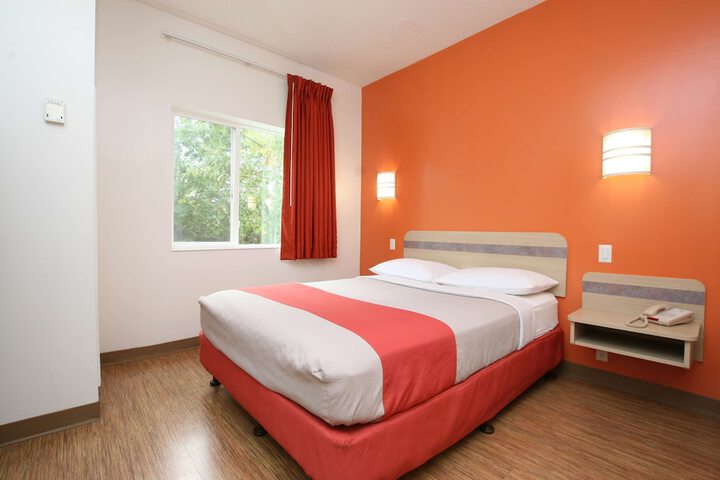 Room 16 of 28