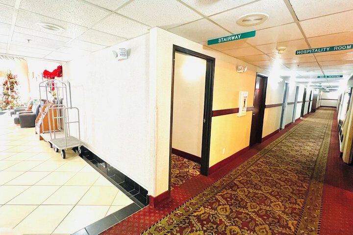 Ballroom/Hall 27 of 30