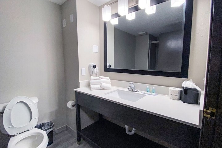 Quality Inn Roseville-Detroit North